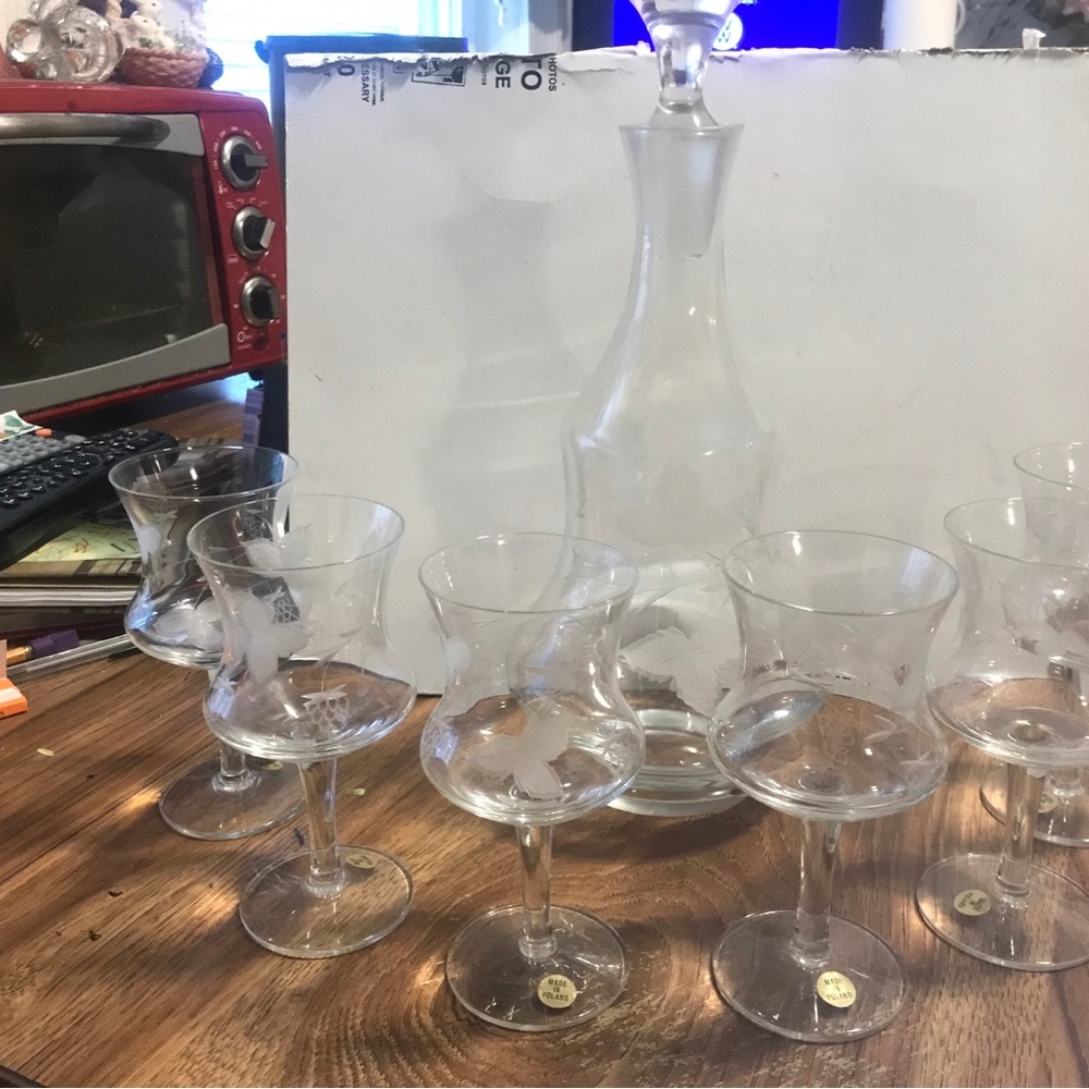 Beautiful crafted 7 pc wine set  crystal n made in Poland.   Perfect condition - Picture 3 of 7